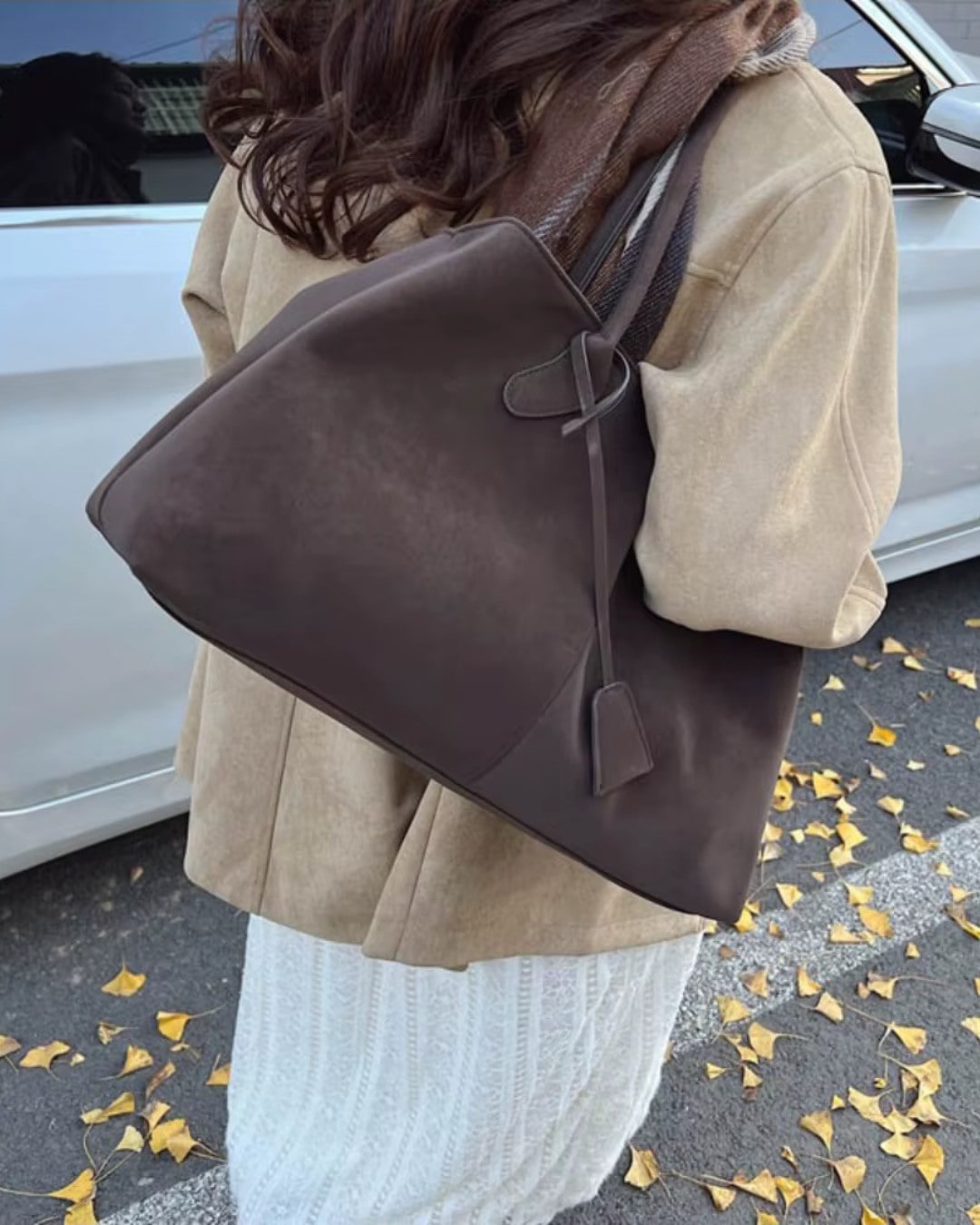 ELEGANTNA IN FUNKCIONALNA ROČNA TORBICA