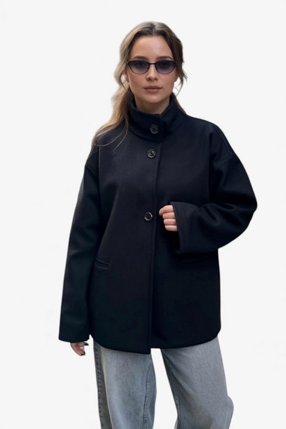 STRUKTURIRAN PLAŠČ Z VISOKIM OVRATNIKOM IN SPROŠČENO SILHUETO