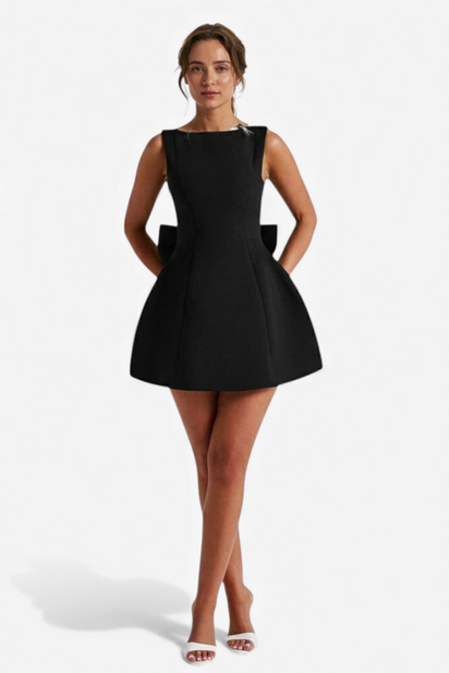 STRUKTURIRANA MINI OBLEKA S KRILOM V OBLIKI ČRKE A