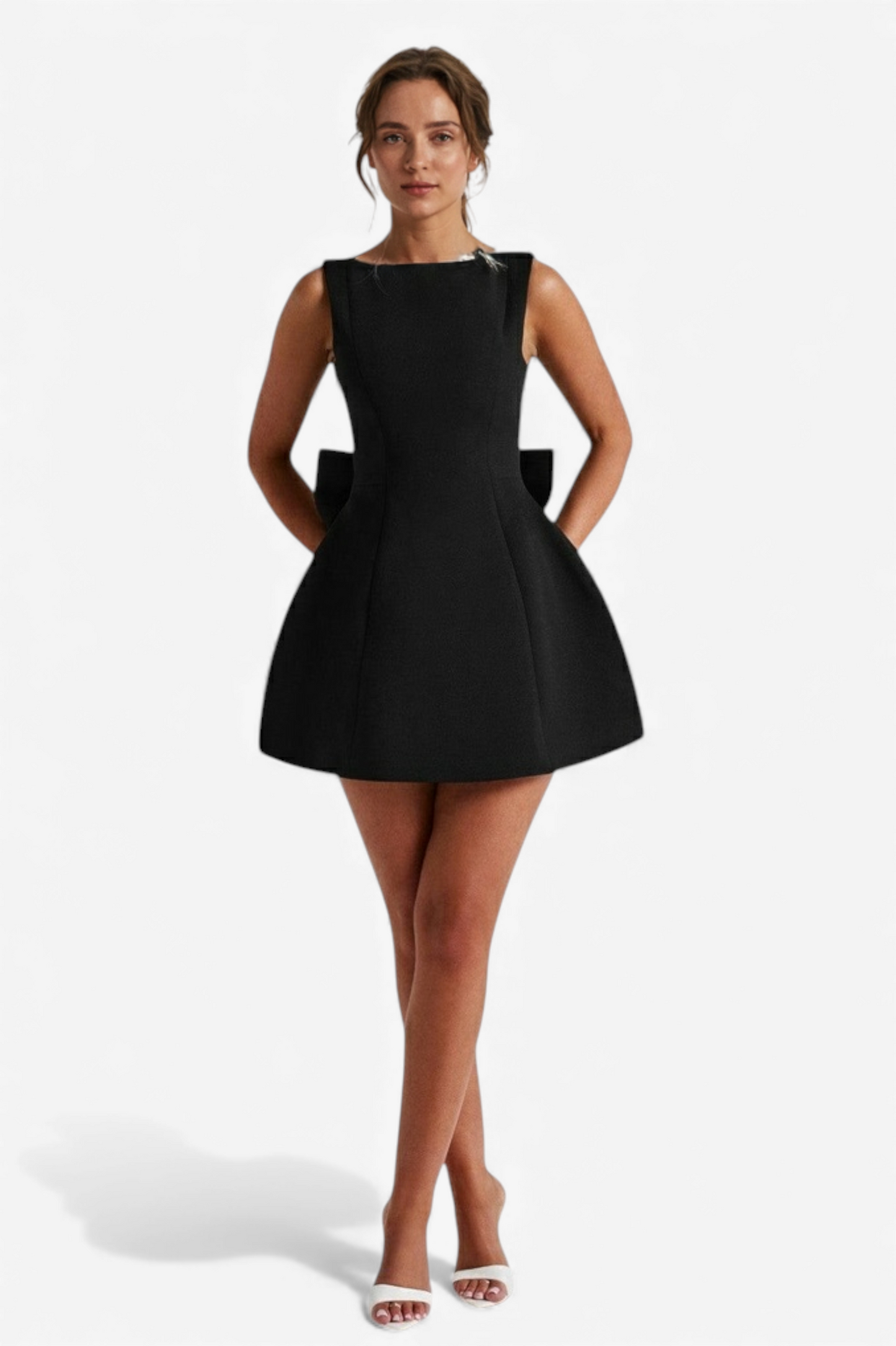 STRUKTURIRANA MINI OBLEKA S KRILOM V OBLIKI ČRKE A