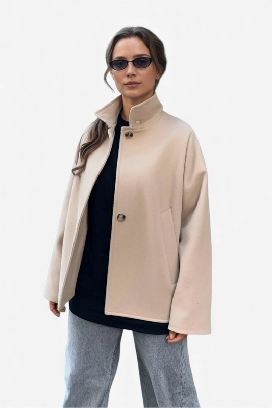 STRUKTURIRAN PLAŠČ Z VISOKIM OVRATNIKOM IN SPROŠČENO SILHUETO