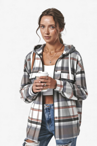 ODEBLOJENA SRAJČA S KAPUCO V PRILOŽENEM SLOGU