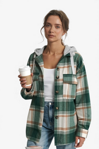 ODEBLOJENA SRAJČA S KAPUCO V PRILOŽENEM SLOGU