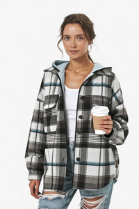 ODEBLOJENA SRAJČA S KAPUCO V PRILOŽENEM SLOGU