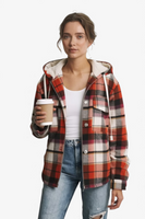 ODEBLOJENA SRAJČA S KAPUCO V PRILOŽENEM SLOGU